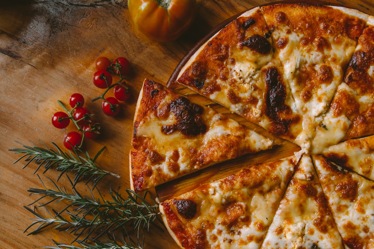 Ofenfrische Pizza – Beispielbild, bis eigene Fotos hochgeladen werden